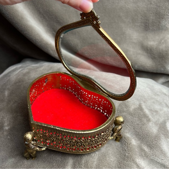 VINTAGE Brass Red Velvet Heart-Shaped Cherub Jewelry Trinket Box with Glass Lid - Picture 10 of 11